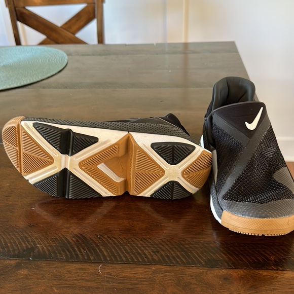 Like new Nike Flyease women’s8/men’s6 black, white & gum colored bottom - Picture 4 of 8